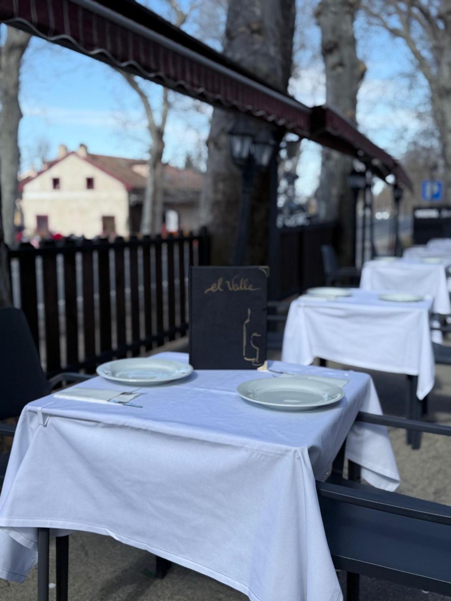 El Valle Hostal Restaurante La Pradera de Navalhorno エクステリア 写真