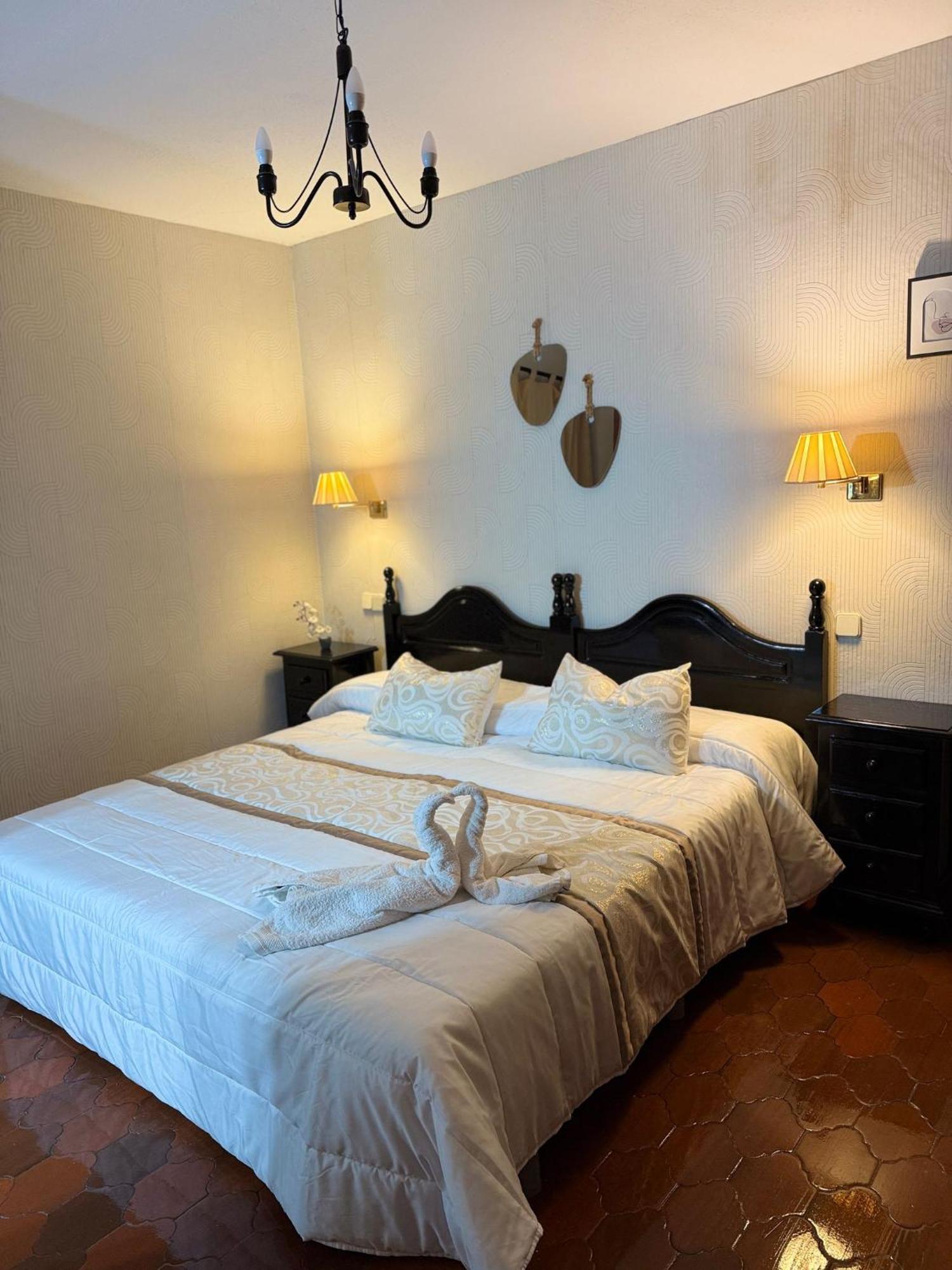 El Valle Hostal Restaurante La Pradera de Navalhorno エクステリア 写真